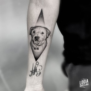 tatuaje_brazo_perro_rombo_logiabarcelona_kata